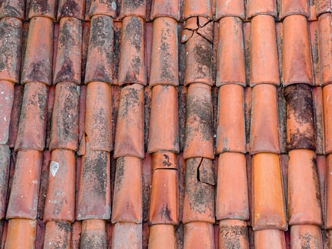 Interlocking roof tiles