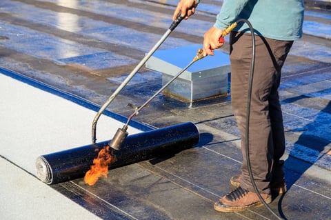Flat roof installation with torching